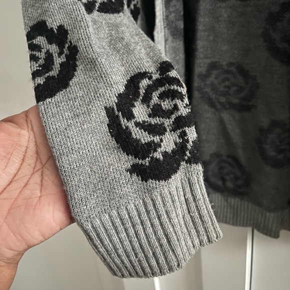 Rose print black & gray button down cardigan - Picture 6 of 7
